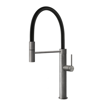 Moderne Küchenarmatur mit flexiblem Auslauf und Edelstahloptik Küchenarmatur aus Edelstahl mit flexiblem, schwarzem Auslauf für modernes Küchendesign
