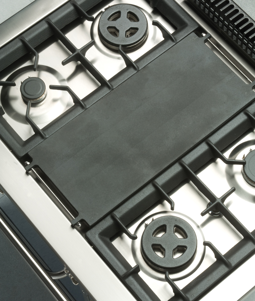 Moderne Edelstahl-Gasherdplatte mit vier Kochfeldern und Grillplatte Gasherd mit vier Kochfeldern aus Edelstahl und integrierter Grillplatte in der Mitte