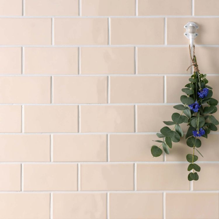 Beige Metrofliesen mit Eukalyptus und blauen Blumen