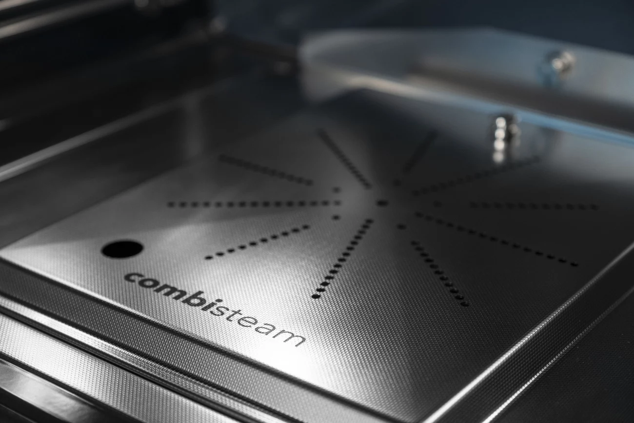 Detailfoto des Innenraums eines Kombidampfgarers aus Edelstahl mit perforierter combisteam-Dampfverteilung