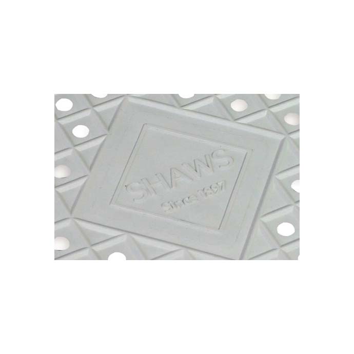 Weiße gelochte Abtropfmatte aus Gummi von Shaws, geeignet für Spülen und Arbeitsflächen Nahaufnahme einer weißen, gelochten Abtropfmatte von Shaws mit erhabener Prägung und quadratischem Muster