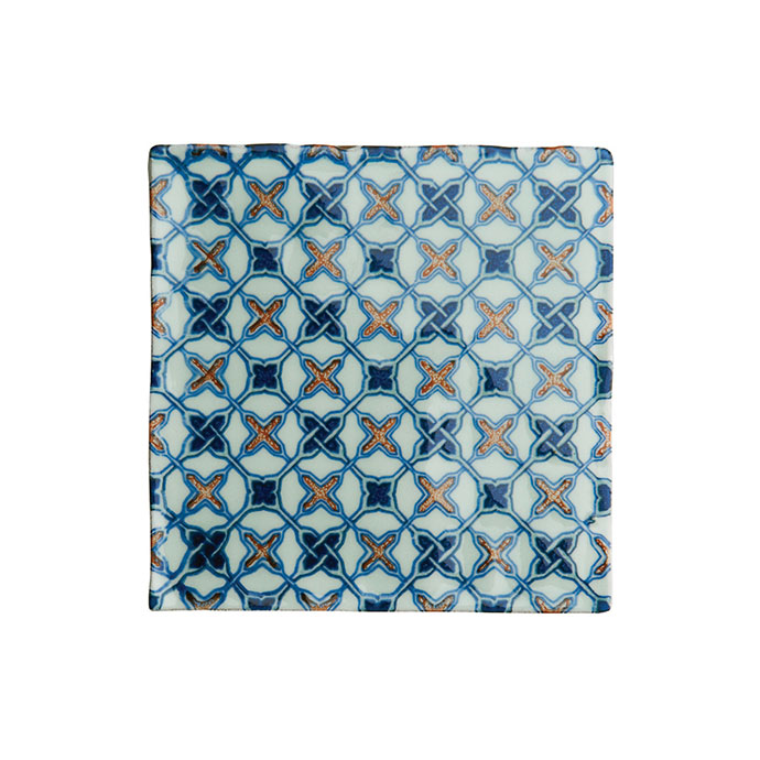 Quadratischer Keramikteller mit blau-orangenem geometrischem Muster Keramikteller quadratisch, verziert mit geometrischem Muster in Blau und Orange auf hellem Grund