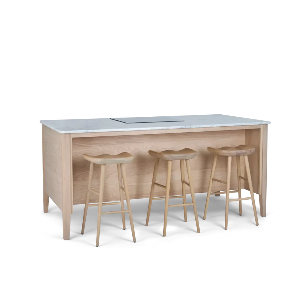 Helle Kücheninsel mit weißer Marmorplatte und vier massiven Holz-Barhockern, ideal als Frühstücksbar oder Kochinsel
