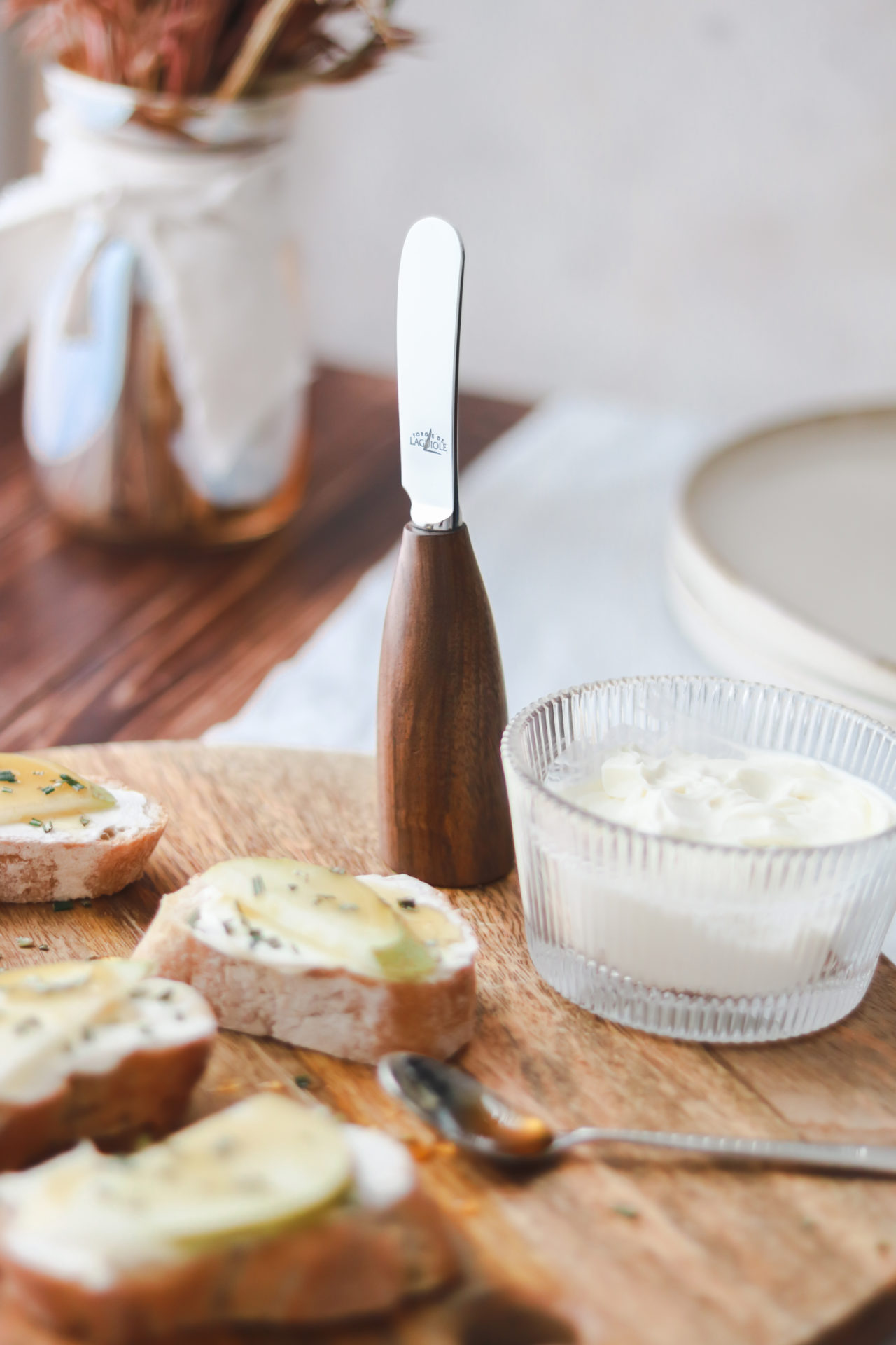 Buttermesser mit glänzender Edelstahlklinge aus Walnussholz