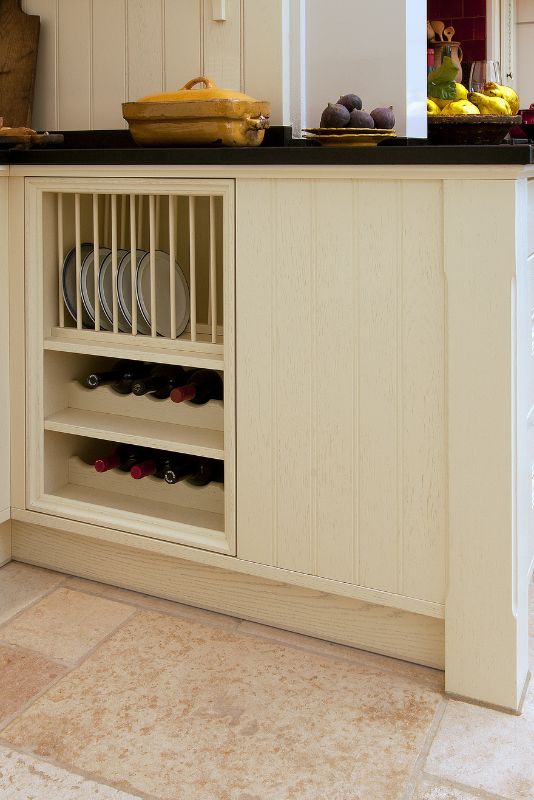 Küchenschrank im Landhausstil, cremefarben, mit senkrechtem Tellerfach und zwei Weinregalböden; schwarze Arbeitsplatte, ideale Stauraumlösung für die Küche