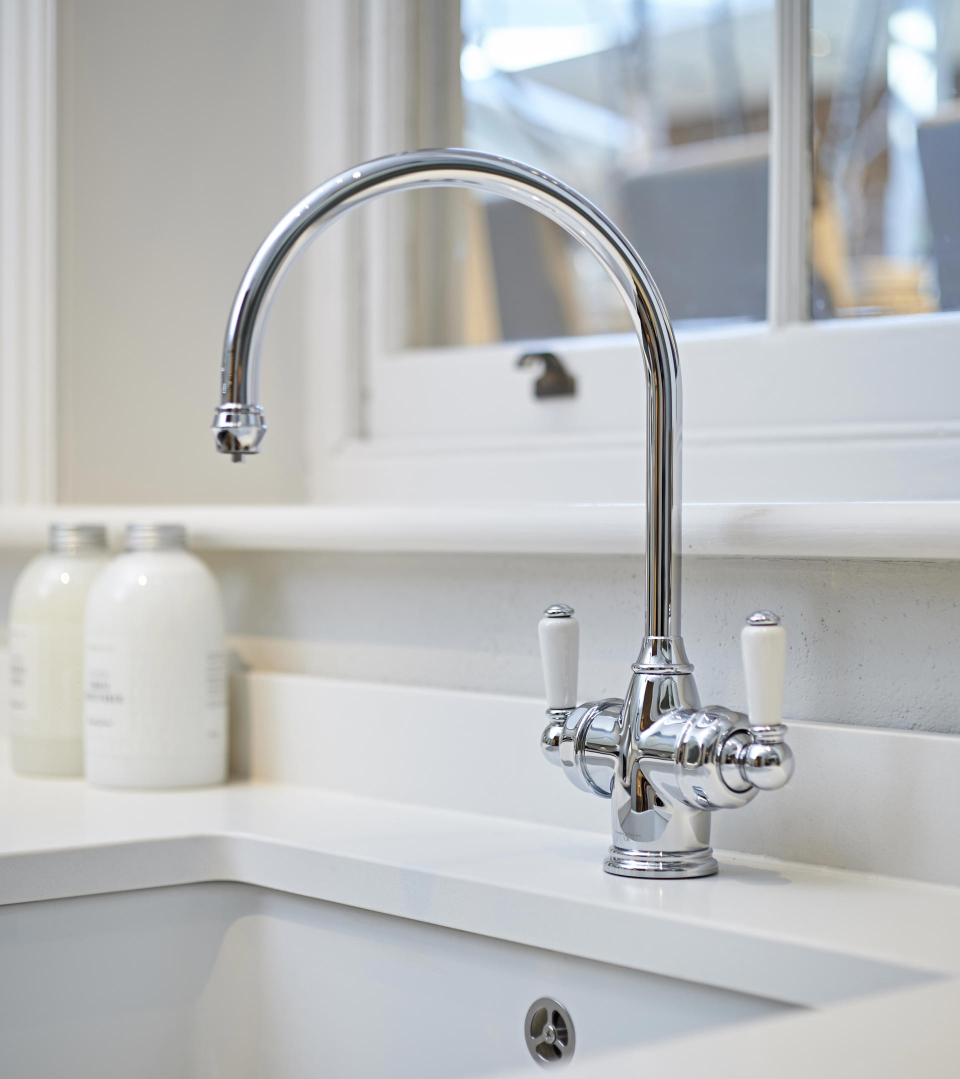 Elegante Zweigriff-Küchenarmatur aus Chrom, hoher Auslauf