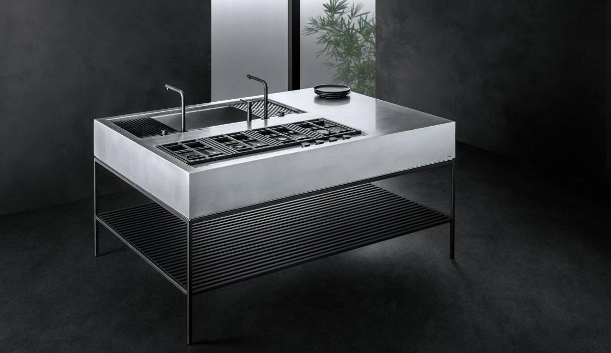 Moderne Kücheninsel aus Edelstahl mit integriertem Kochfeld, Spüle und offenem Regalboden Design-Kücheninsel aus gebürstetem Edelstahl mit Kochfeld, Spüle und Ablagefläche, freistehend im Raum