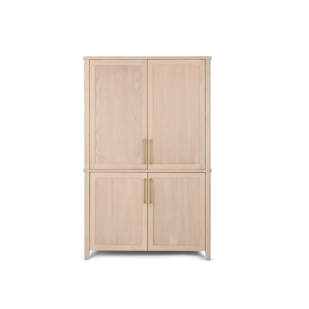 Freistehender Schrank aus hellem Holz mit vier Türen und goldfarbenen Stangengriffen – minimalistisches Design für Wohn- oder Esszimmer