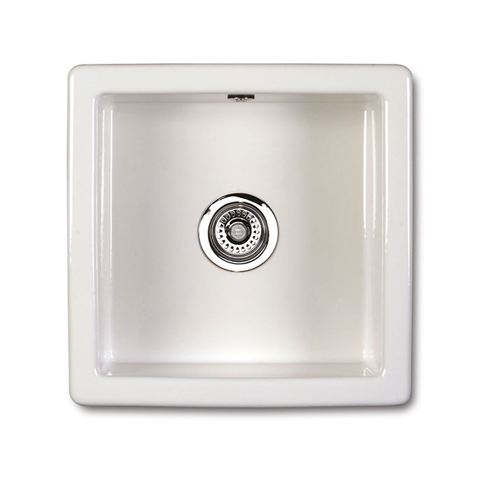 Quadratische weiße Keramikspüle mit Abfluss, Aufsicht Obere Ansicht einer quadratischen, weißen Keramikspüle mit integriertem Abfluss und Überlaufloch