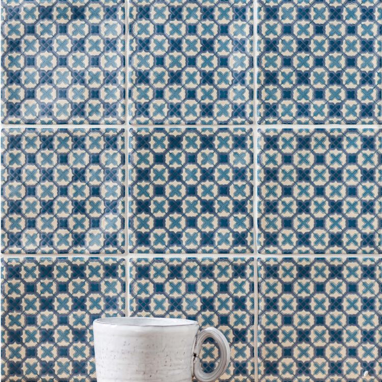 Blaue Keramik-Wandfliesen mit geometrischem Muster