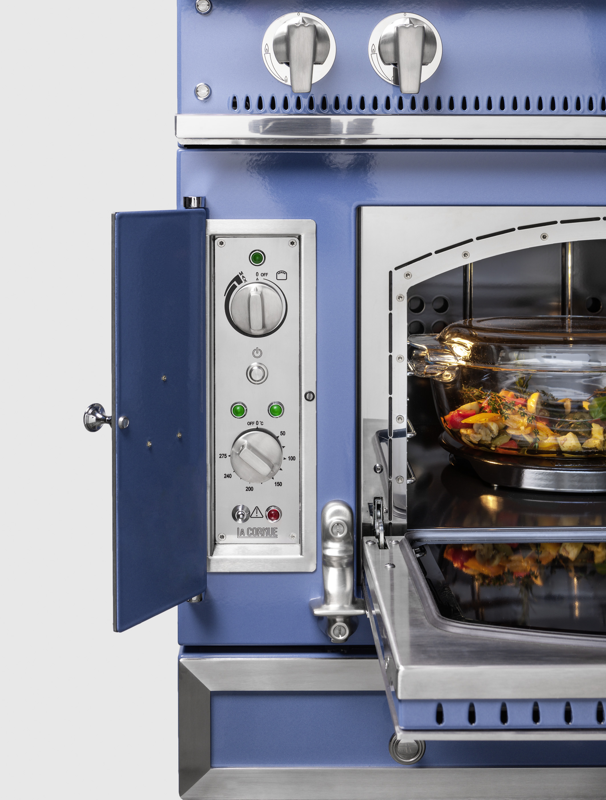 Detailansicht eines blauen Backofens mit geöffnetem Bedienelement und Backform mit Gemüse im Innenraum Blauer Backofen mit sichtbarem Temperaturregler und geöffneter Tür, im Inneren eine Glasbackform mit gebratenem Gemüse