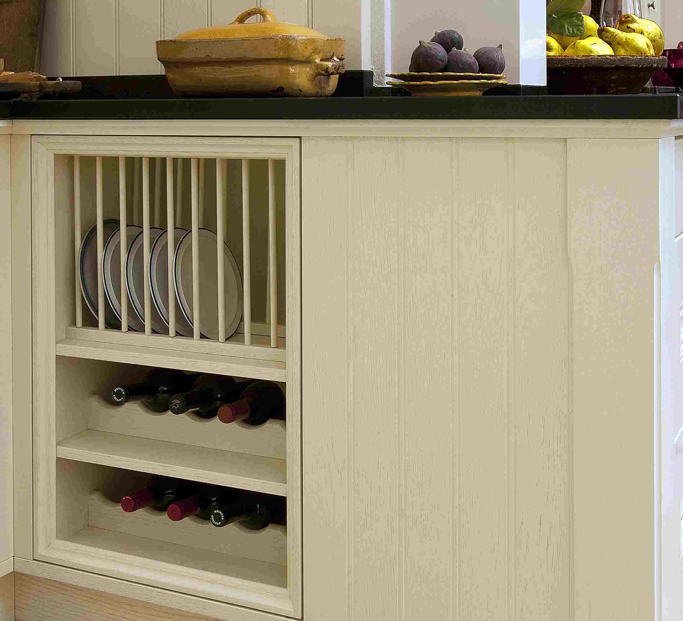 Weißer Küchenschrank mit integriertem Tellerhalter und Weinflaschenablage