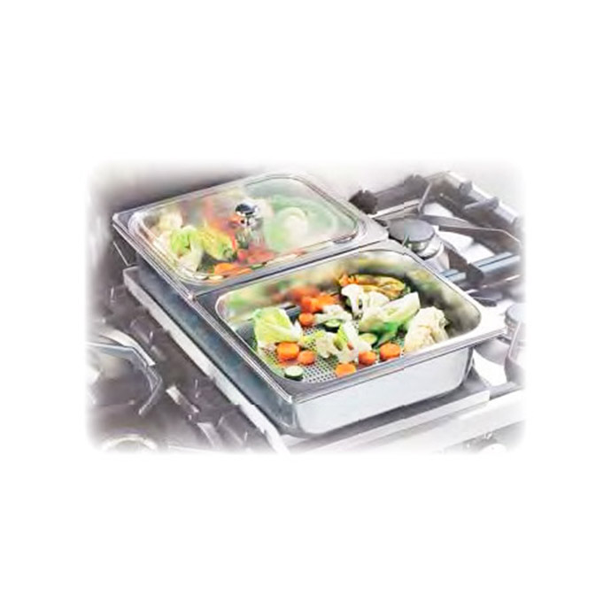 Dampfgarer aus Edelstahl mit Einsatz und Deckel, gefüllt mit frischem Gemüse auf einem Gasherd Edelstahl-Dampfgarer mit Einsatz auf einem Herd, gefüllt mit verschiedenen Gemüsesorten wie Karotten, Zucchini und Brokkoli