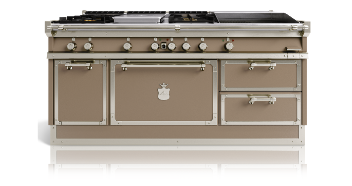 Luxuriöser Standherd in Beige mit mehreren Backöfen und Gas-Kochfeldern Exklusiver, beigefarbener Standherd mit Gas-Kochfeldern, mehreren Backöfen und edlen Metallgriffen, ideal für die Gourmetküche