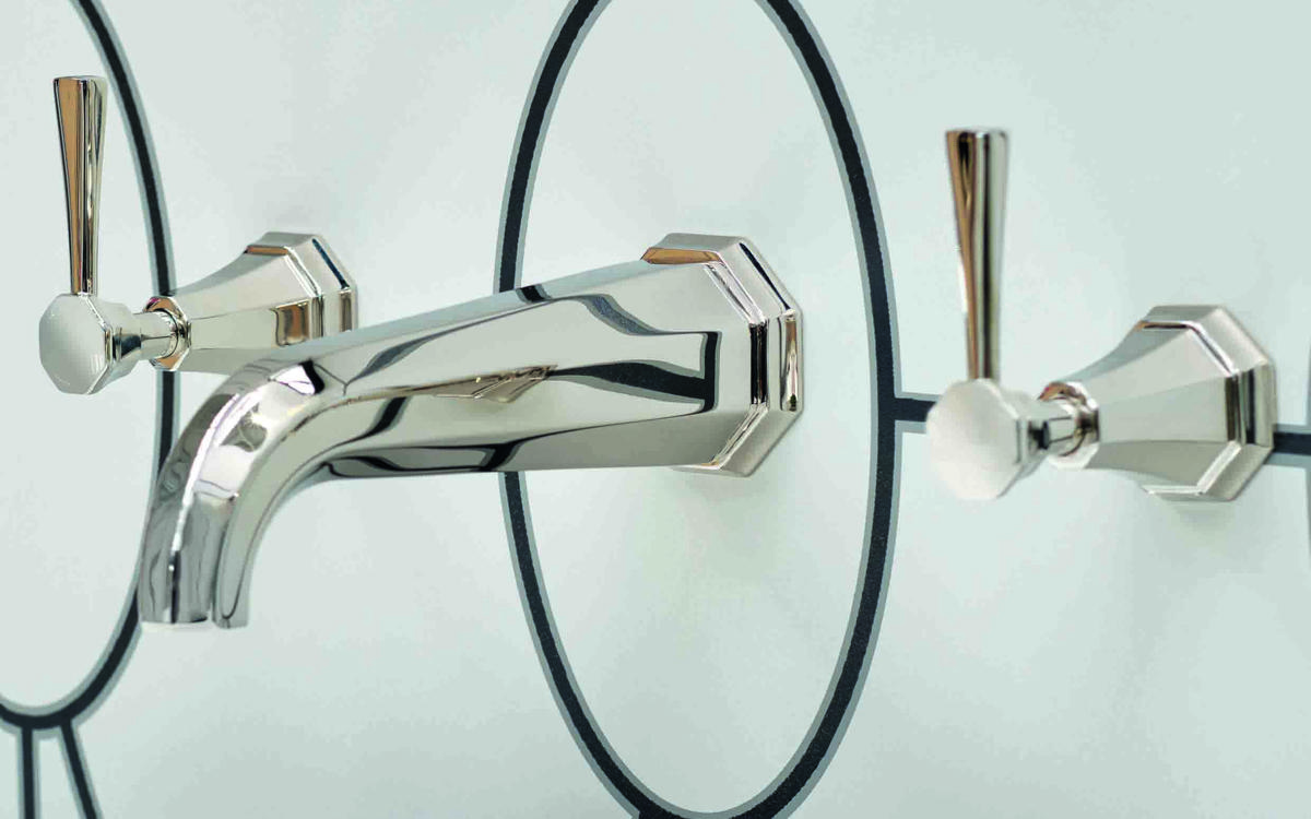 Nahaufnahme: Perrin & Rowe Deco 3145 3-Loch Waschtischarmatur für Wandmontage mit geschwungenem Auslauf und zwei Hebelgriffen – elegante Art-Déco-Optik für luxuriöse Badezimmer
