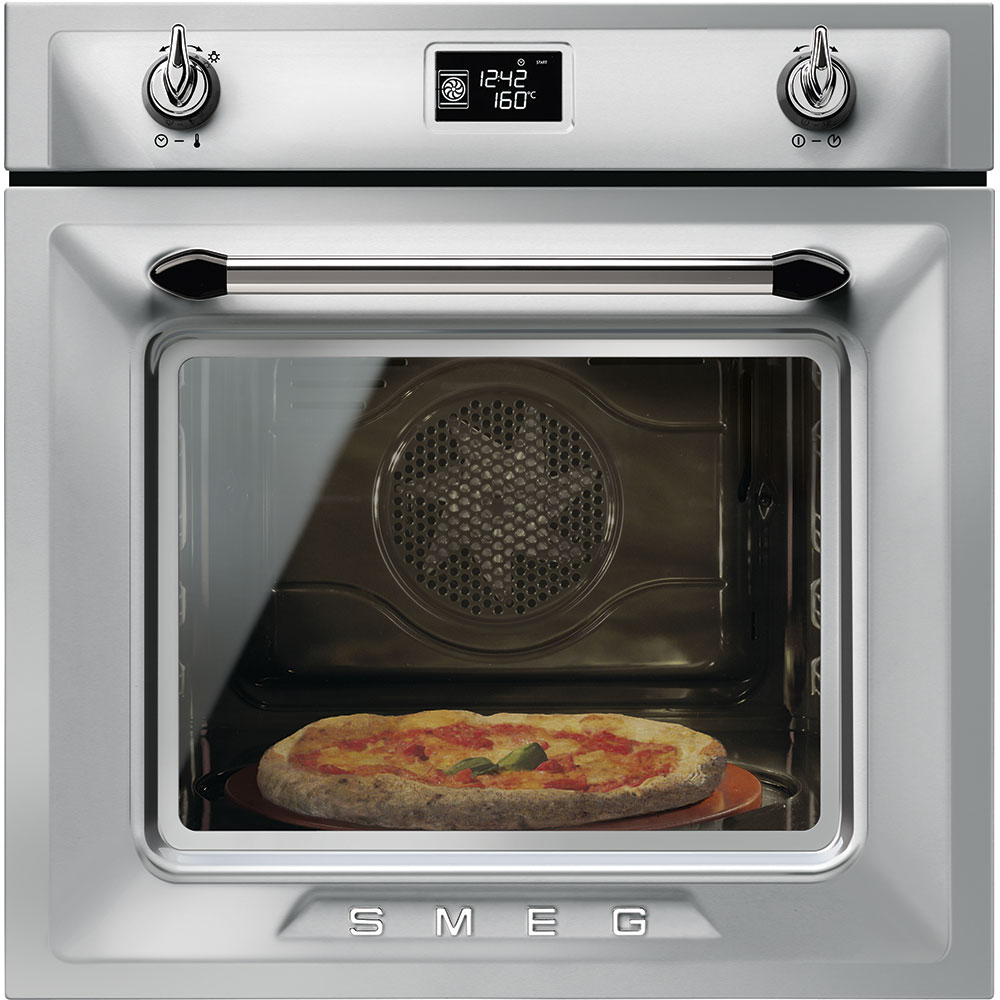 SMEG Backofen mit Pizza im Ofen – Moderne Edelstahl-Optik für Ihre Küche Silberner SMEG Backofen mit digitaler Anzeige, in dem eine Pizza auf einem Backblech gebacken wird