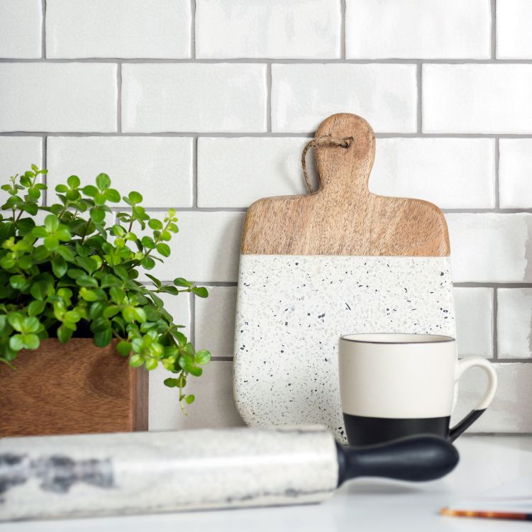 Schneidebrett aus Holz und Terrazzo, Becher, Pflanze