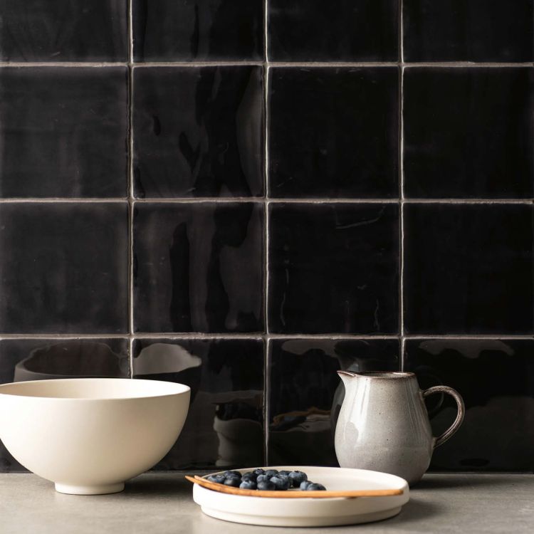 Schwarze Zellige-Wandfliesen, Küche mit Keramikgeschirr