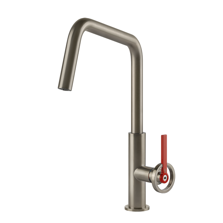 Moderne Küchenarmatur, gebogener Auslauf, roter Hebel