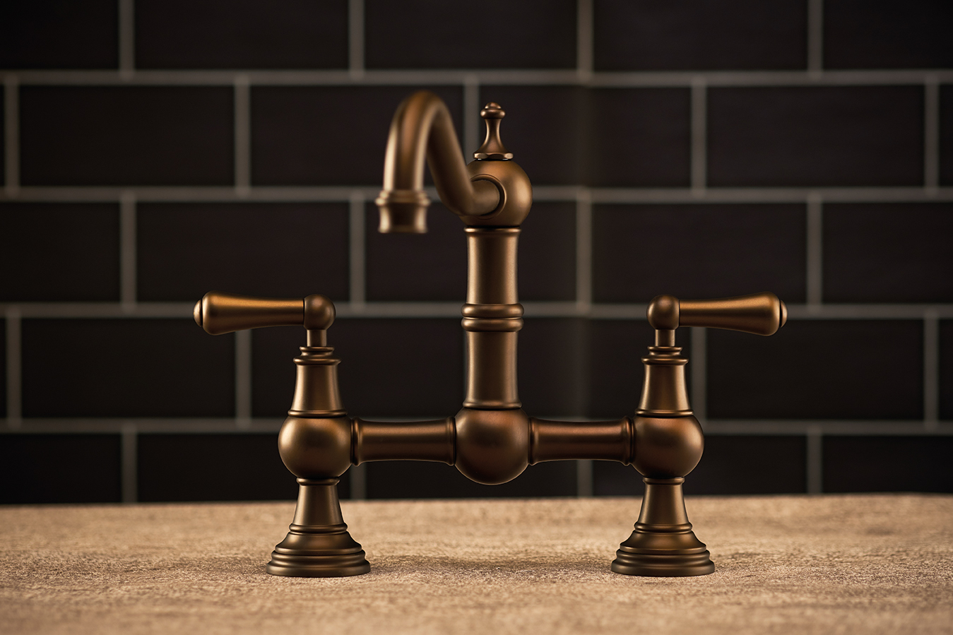 Elegante Zweigriff-Armatur aus gebürstetem Bronze im Retro-Design für Bad oder Küche Klassische Mischbatterie aus Bronze mit zwei Griffen und gebogenem Auslauf, vor dunkler Kachelwand