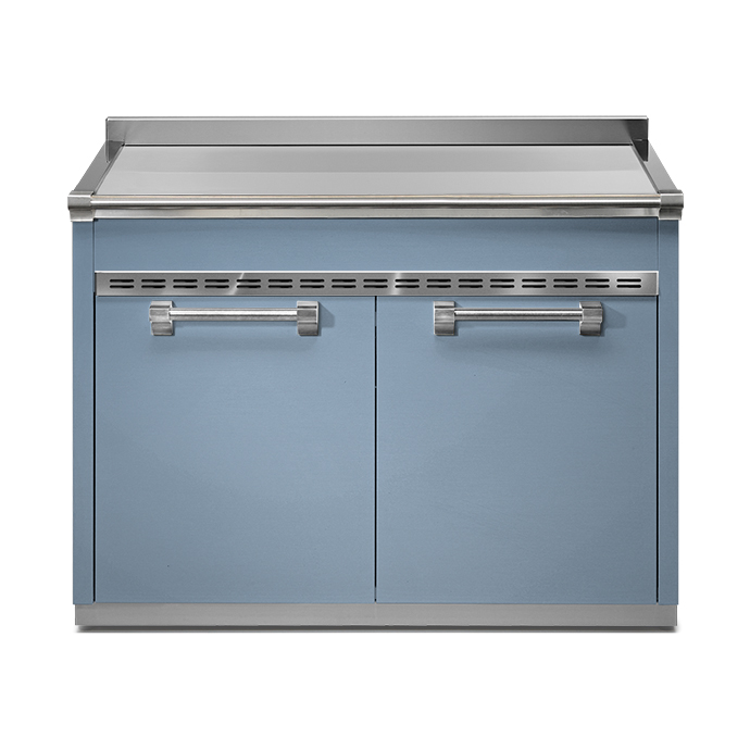 Blauer Küchenschrank mit zwei Türen und Arbeitsplatte aus Edelstahl für moderne Küchen Vorderansicht eines blauen Küchenschranks mit zwei Türen und Edelstahl-Arbeitsplatte