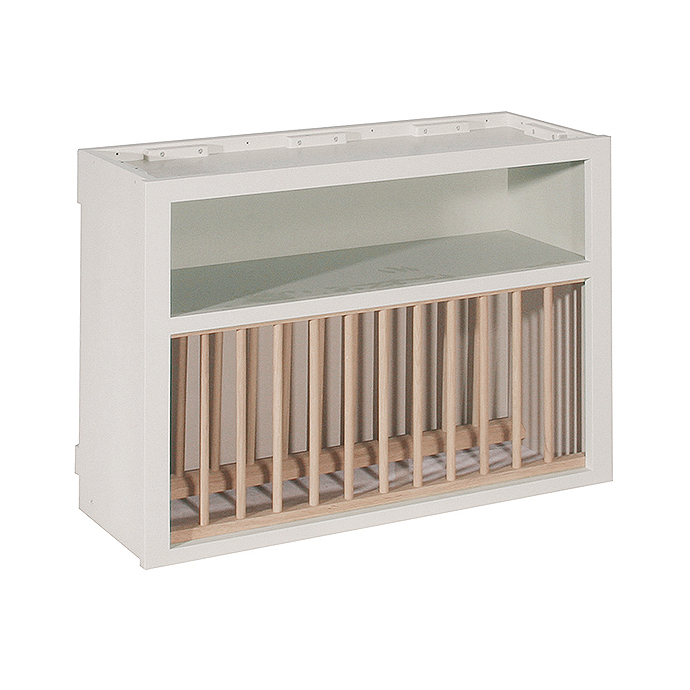 Weißes Regal für Kinderzimmer mit integriertem Holz-Gitter, ideal zur Aufbewahrung von Büchern oder Spielzeug Modernes weißes Regal mit Holzgitter im unteren Bereich, geeignet für Kinderzimmer als Stauraum für Bücher oder Spielzeug