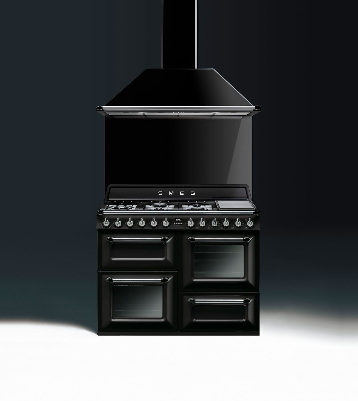 SMEG Standherd mit vier Öfen und Dunstabzugshaube in Schwarz – Hochwertiger Gasherd im klassischen Design Schwarzer SMEG Standherd mit vier Backöfen, mehreren Bedienelementen und passender Dunstabzugshaube, freistehend vor dunklem Hintergrund