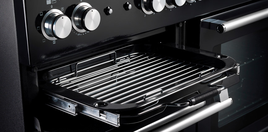 Detailansicht eines Backofens mit Grillrost und Bedienelementen in Edelstahloptik Offener Backofen mit herausgezogenem Grillrost und modernen Drehknöpfen, ideal für die Küche