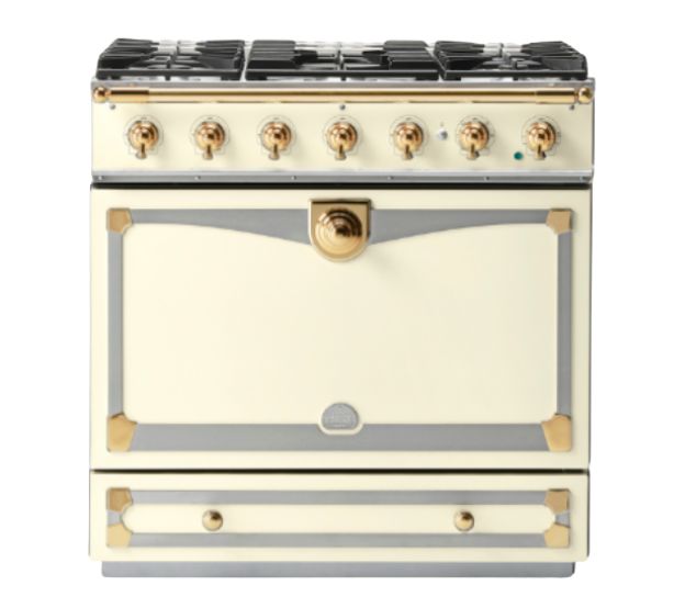 La Cornue CornuFé Albertine 90, cremefarbener 90‑cm Luxusherd mit großem XL‑Backofen (ca. 110 l) und 5‑Brenner‑Gaskochfeld; Frontansicht mit Messingknebeln – ikonisches Design für anspruchsvolle Küche.
