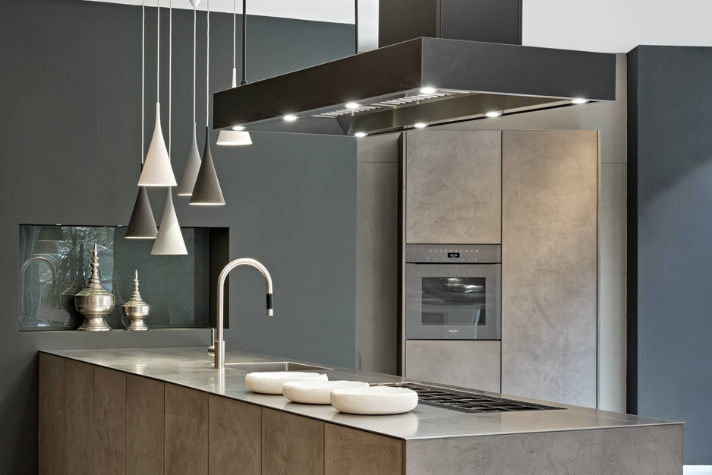 Moderne Designküche mit Kochinsel, Einbauofen und stilvollen Pendelleuchten Hochwertige, moderne Küche mit Kochinsel, Edelstahlarmatur, Einbauofen, Dunstabzugshaube und eleganter Beleuchtung