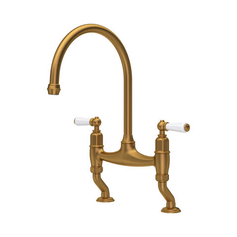 Vintage Küchenarmatur in gebürstetem Messing, Zweigriff-Bridge mit Hochbogen-Auslauf und weißen Keramikgriffen, 2-Loch-Standmontage für Spülbecken