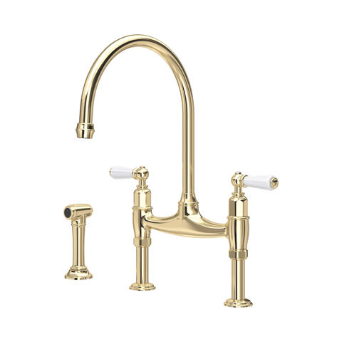 Elegante Küchenarmatur aus Messing in Gold, Zweigriff-Bridge mit geschwungenem Auslauf und separater Spülbrause; ideal für Landhausküchen, langlebig und stilvoll