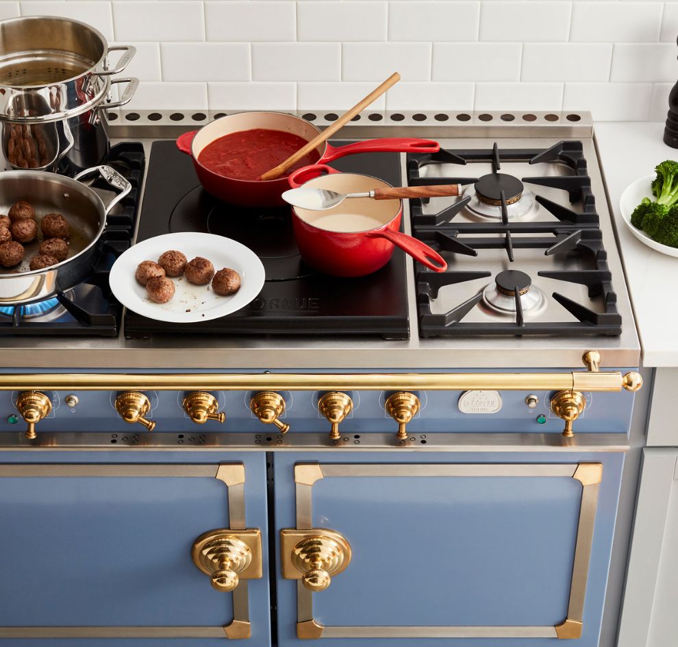 Blau-goldener Gasherd mit Töpfen, Soße und Bällchen