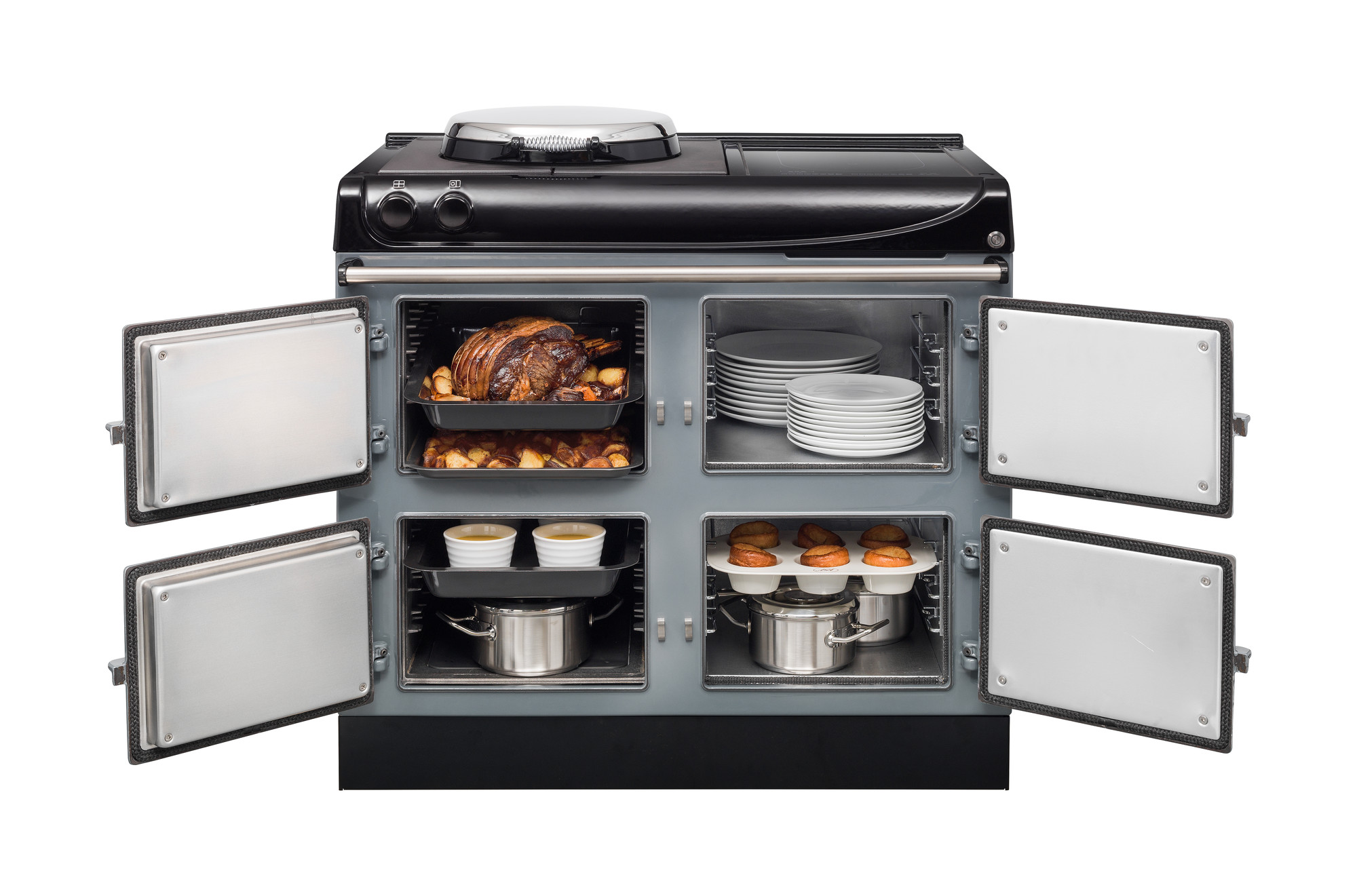 Multifunktionaler Küchenherd mit mehreren geöffneten Fächern, gefüllt mit Braten, Backwaren, Geschirr und Töpfen Herd mit geöffneten Türen, darin Braten, Muffins, Töpfe, Teller und Schalen auf verschiedenen Ebenen