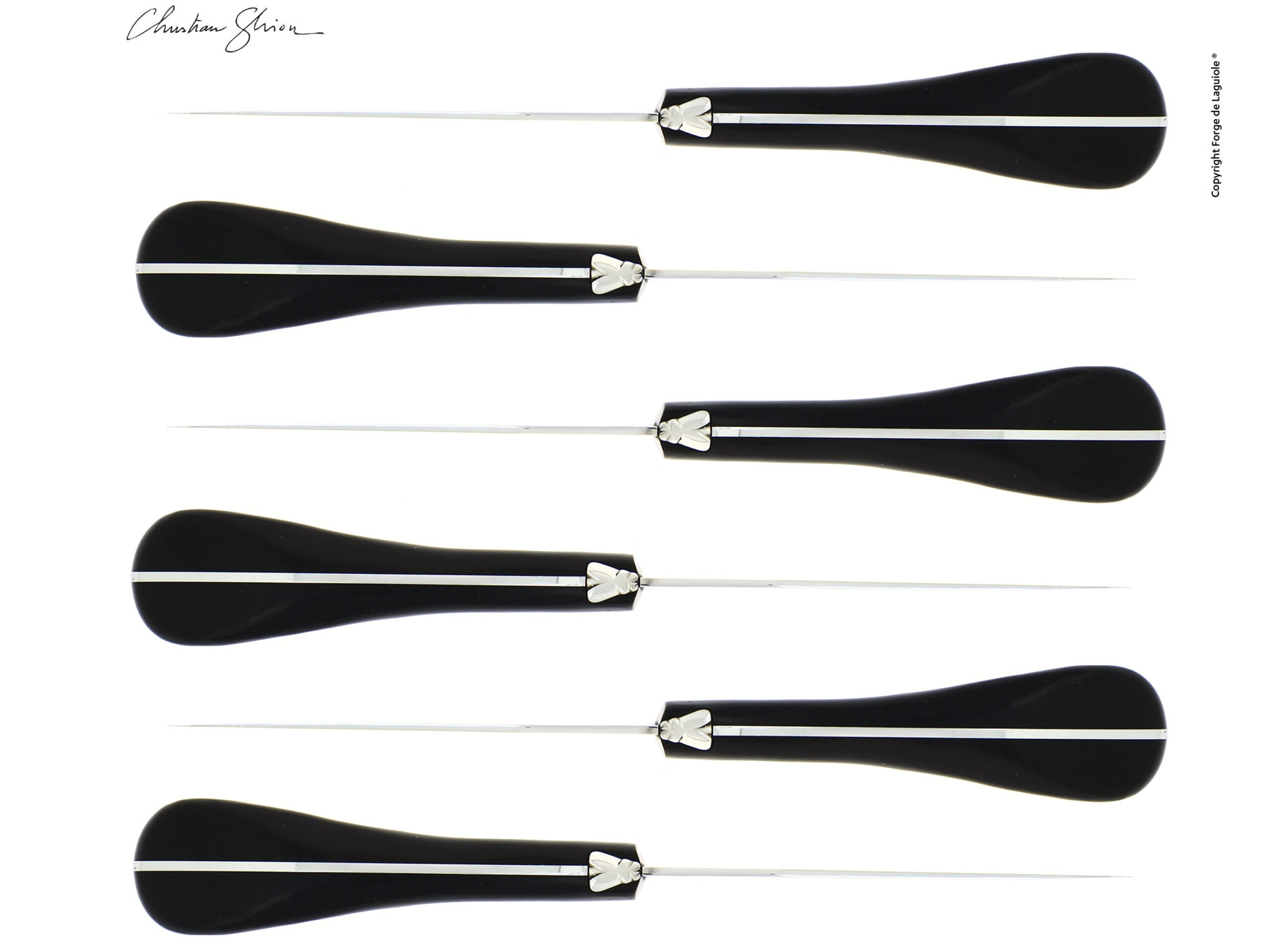 Laguiole Set mit 6 Käsemessern, schwarze Griffe, Edelstahl, traditionelles Design Sechs Käsemesser mit schwarzen Griffen im klassischen Laguiole-Stil, nebeneinander auf weißem Hintergrund angeordnet