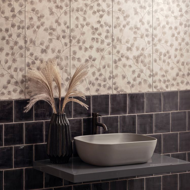 Modernes Bad: Becken, Vase, dunkle Kacheln, Blattmuster
