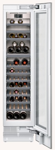 Offener Einbau-Weinkühlschrank mit Glastür und mehreren Ablagen, bestückt mit Weinflaschen – zur stilvollen, temperierten Weinlagerung