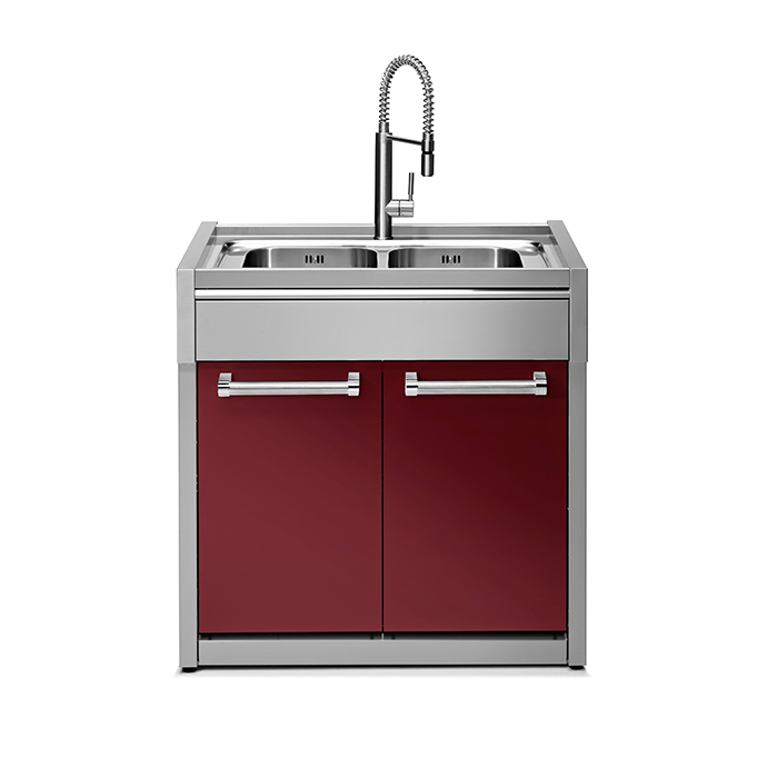 Moderne Spülküche mit Doppelspüle und burgunderroten Fronten aus Edelstahl Kompakte Edelstahl-Küchenzeile mit zwei Spülbecken, burgunderroten Türen und hohem Wasserhahn