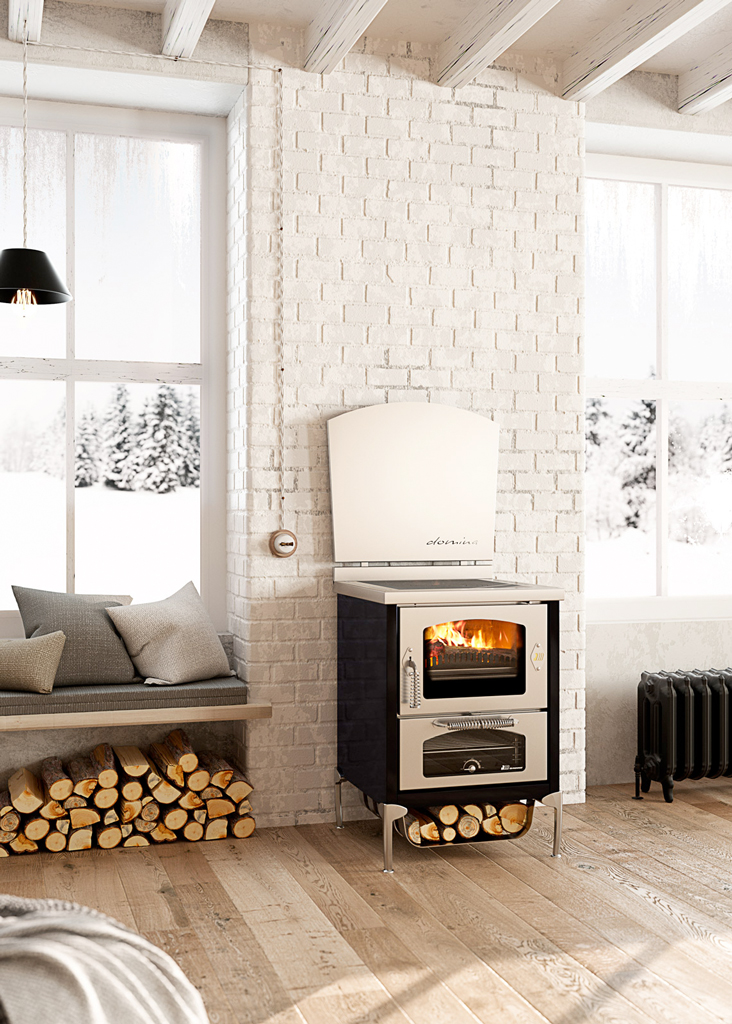 Moderner Holzofen mit Sichtfenster in gemütlichem Wohnzimmer mit Winterausblick Moderner Holzofen mit brennendem Feuer, daneben eine Sitzbank mit Kissen, Holzscheite darunter und verschneite Landschaft vor dem Fenster