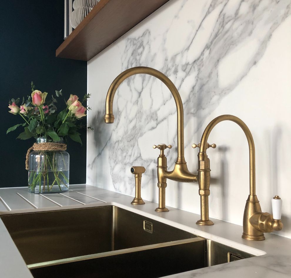 Messing-Küchenarmatur mit Sprüher und goldener Spüle