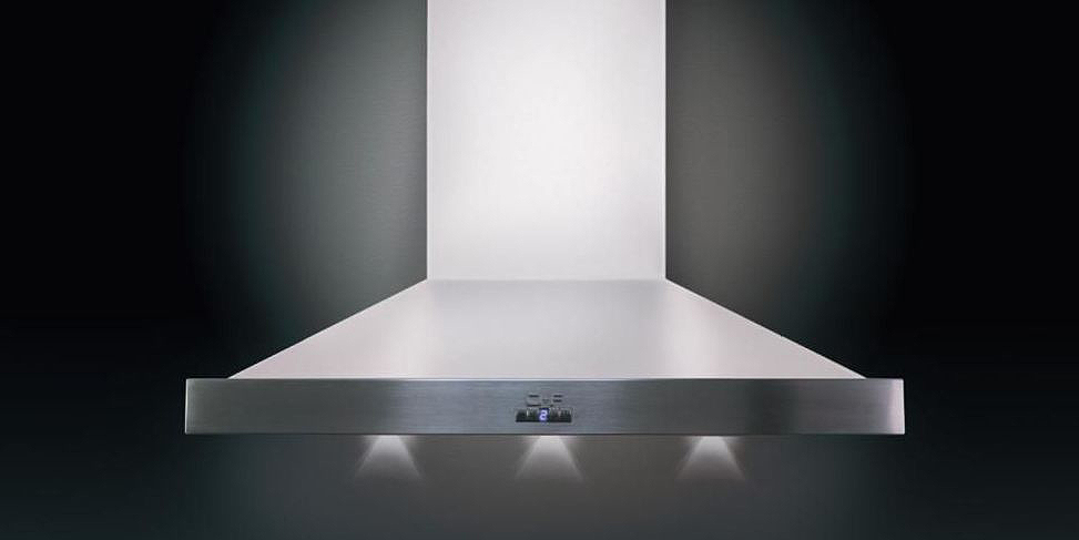 Moderne Edelstahl-Dunstabzugshaube mit LED-Beleuchtung für die Küche Frontansicht einer modernen Dunstabzugshaube aus Edelstahl mit integrierter LED-Beleuchtung, geeignet für zeitgemäße Küchen