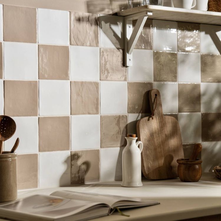 Quadratische Wandfliesen Beige und Weiß, Küche, glänzend