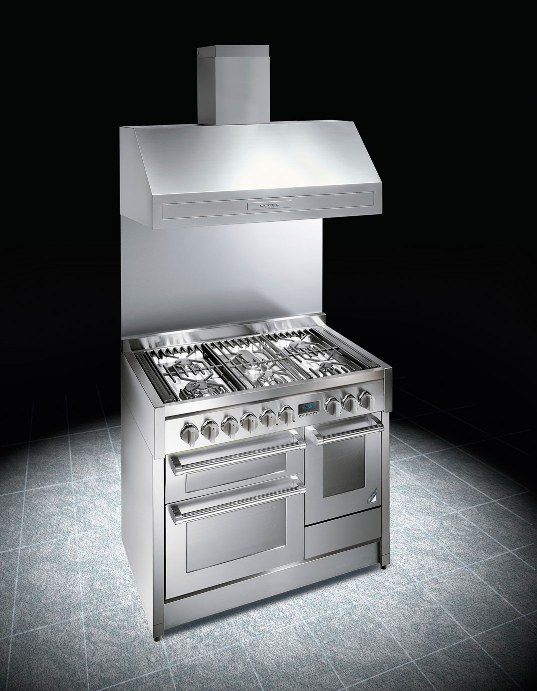 Professioneller Edelstahl-Gasherd mit Backofen und Dunstabzugshaube für moderne Küchen Großer Edelstahl-Gasherd mit mehreren Kochfeldern, zwei Backöfen und passender Dunstabzugshaube