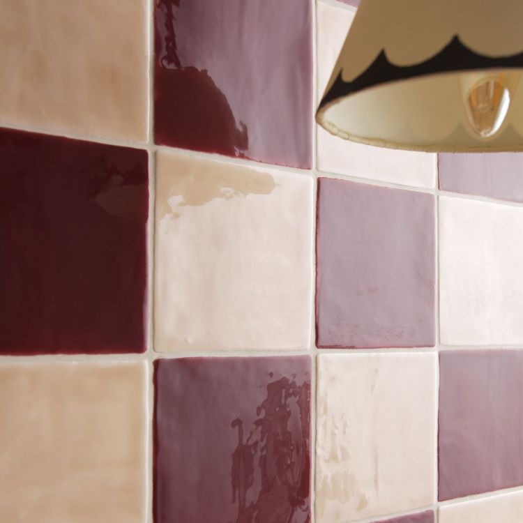 Handgefertigte Cosmopolitan Blackberry Keramikfliese