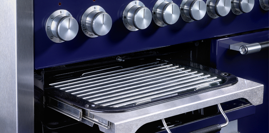 Hochwertiger Edelstahlgrill im modernen Design mit Drehreglern Detailansicht eines Edelstahlgrills mit geöffnetem Grillrost und mehreren Drehreglern zur Temperaturkontrolle