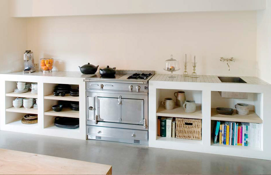 Moderne offene Einbauküche mit offenem Regal, Gasherd, Spüle und Küchenutensilien Offene weiße Einbauküche mit Gasherd, Regalen für Geschirr, Büchern und Küchenaccessoires sowie minimalistischer Einrichtung