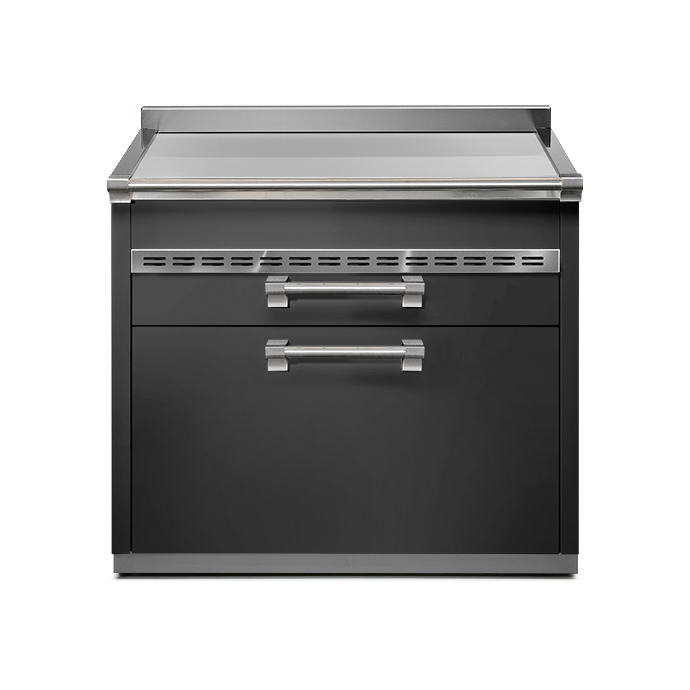 Moderner schwarzer Küchenherd mit zwei Schubladen, Edelstahlgriffen und Glas-Oberfläche