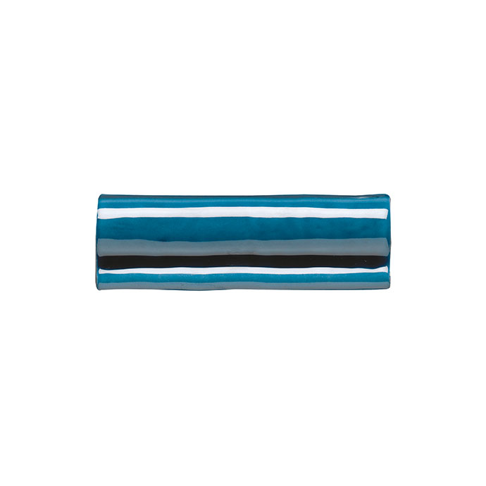 Keramikfliese rechteckig, blau-schwarz-weiß gestreift, glänzende Oberfläche Rechteckige Keramikfliese mit blauen, schwarzen und weißen Streifen und glänzender Oberfläche