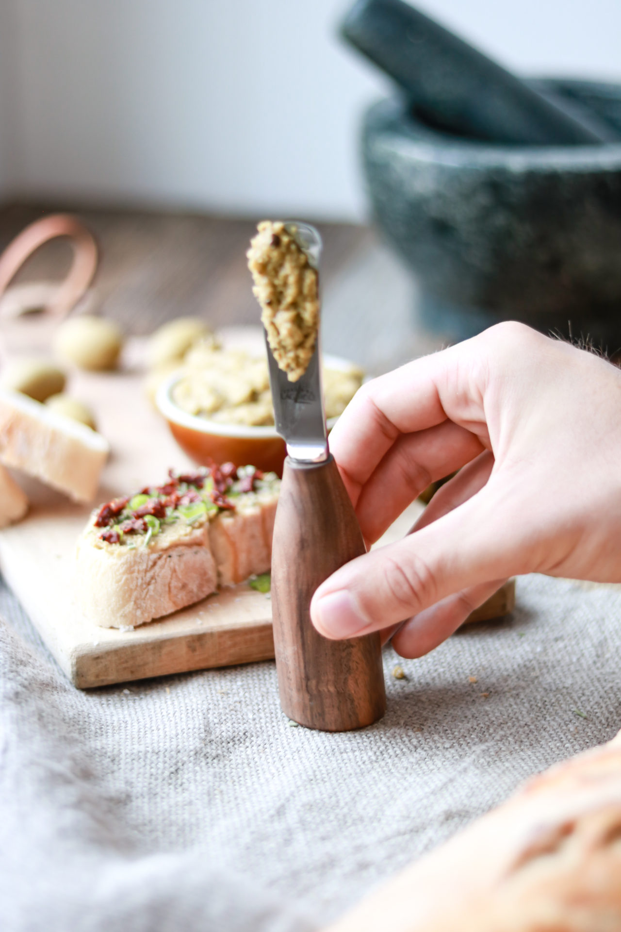 Buttermesser mit glänzender Edelstahlklinge aus Walnussholz