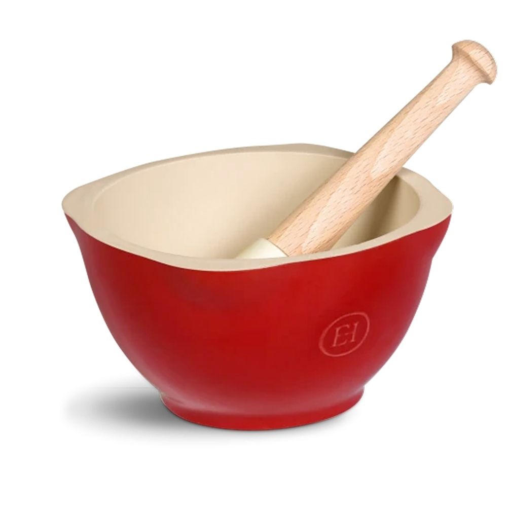 Roter Emile Henry Keramik-Mörser (Ø 15 cm, 0,45 l) mit Holzstößel; glasierte, rutschhemmende Innenfläche und abgerundete Griffkanten – ideal zum Mahlen und Zerstoßen von Kräutern und Gewürzen, made in France.